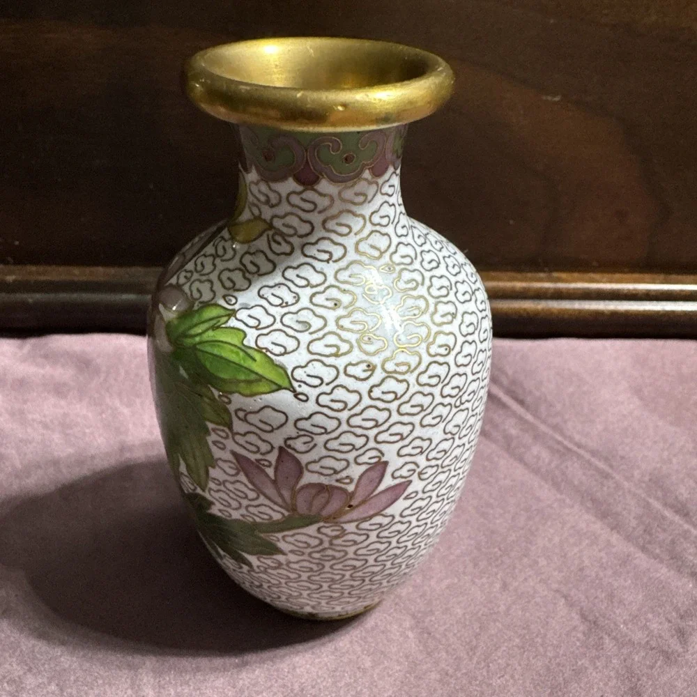 Bulb Vase Beautiful Flowers 5" tall. Small Damage See Picture. - Picture 3 of 11